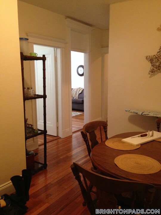 4 Ayr Rd in Boston, MA - Building Photo