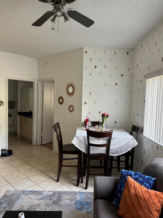 2445 SW 18th Ter, Unit 914 in Fort Lauderdale, FL - Building Photo