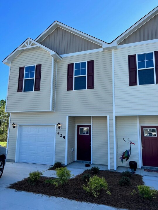 425 Vandemere Ct in Holly Ridge, NC - Foto de edificio