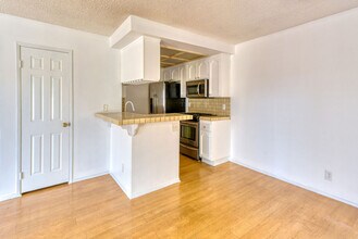 1040 N Gardner St, Unit #4 in West Hollywood, CA - Building Photo - Building Photo