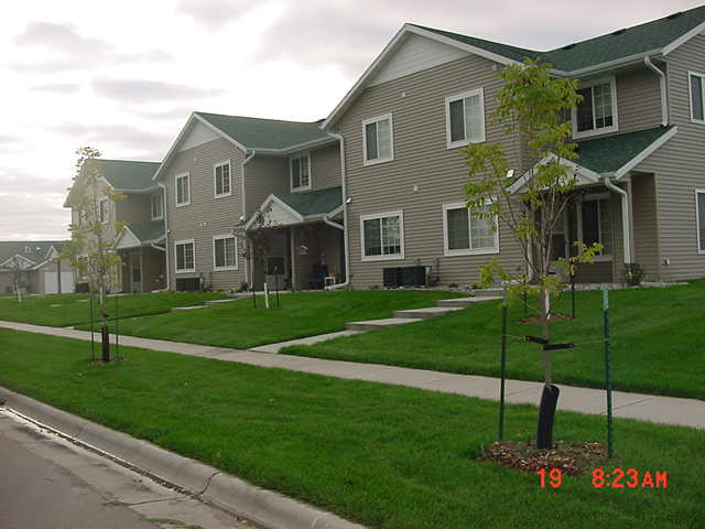 Maple Court Townhomes in Moorhead, MN - Building Photo