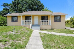 5218 6th St W in Lehigh Acres, FL - Building Photo