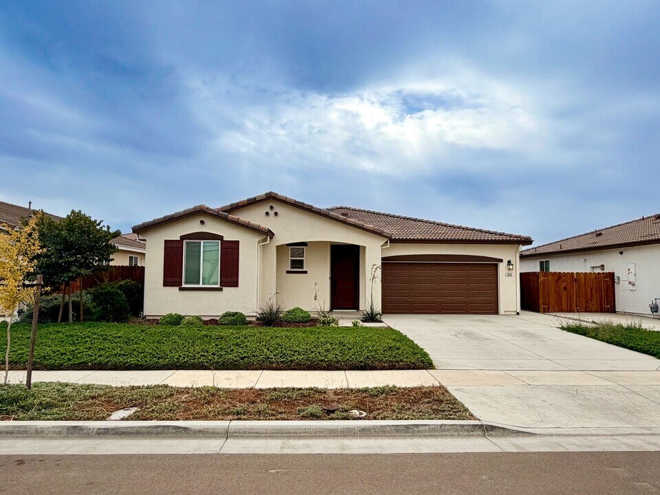 2035 Greenbriar Dr in Los Banos, CA - Building Photo