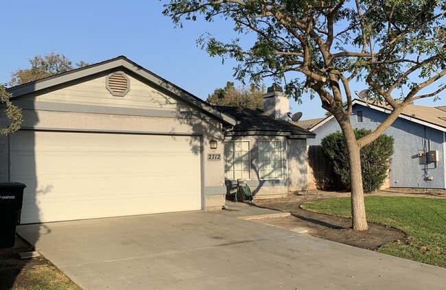 2712 Pine Castle Dr in Hanford, CA - Building Photo - Building Photo
