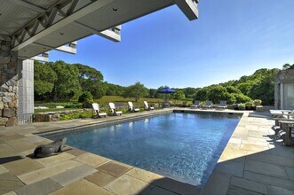 151 Barnes Hole Rd in East Hampton, NY - Foto de edificio - Building Photo