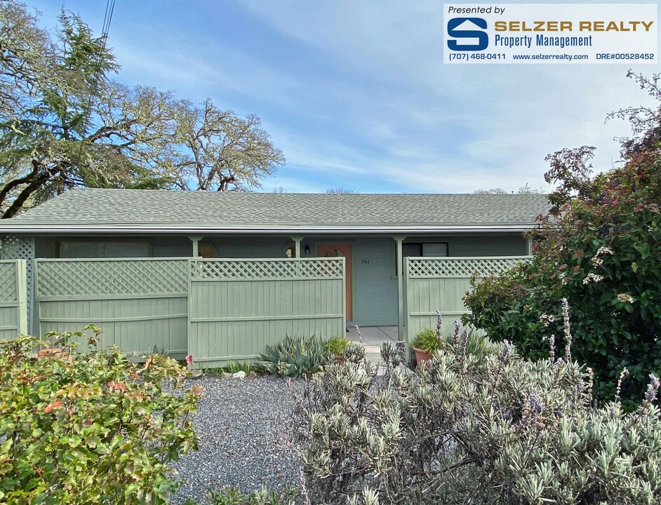 701 Vichy Hills Dr in Ukiah, CA - Building Photo