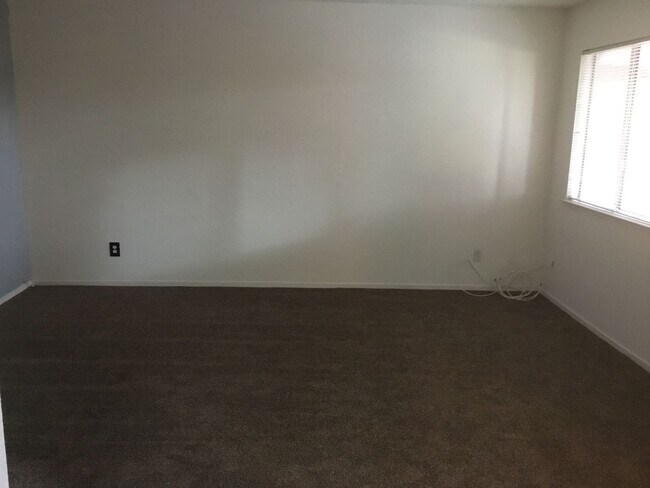 563 W Alamos Ave in Clovis, CA - Building Photo - Building Photo