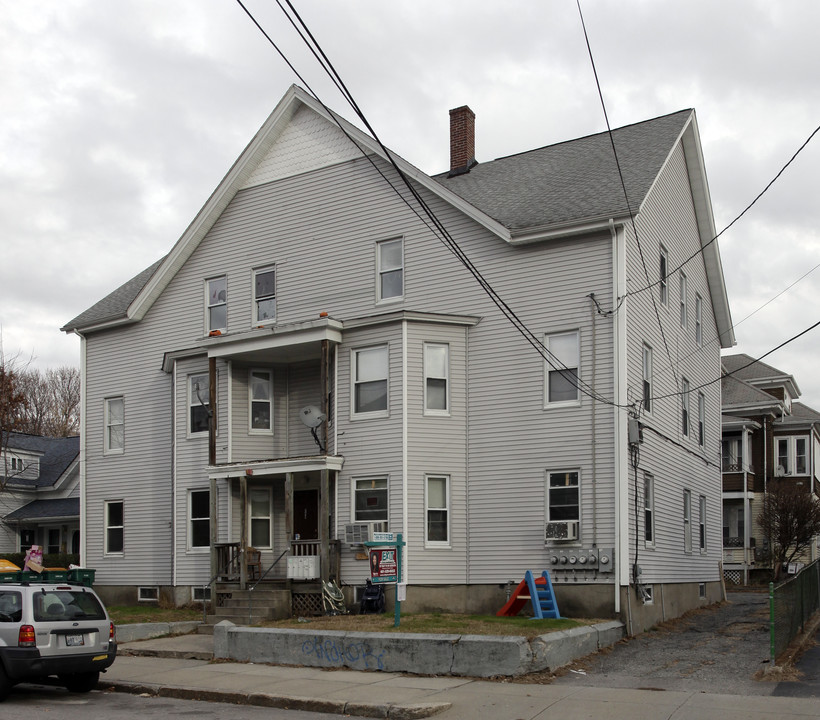 241 Rathbun St in Woonsocket, RI - Foto de edificio