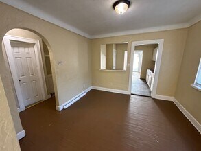 2102 Airline Ave in Toledo, OH - Building Photo - Building Photo