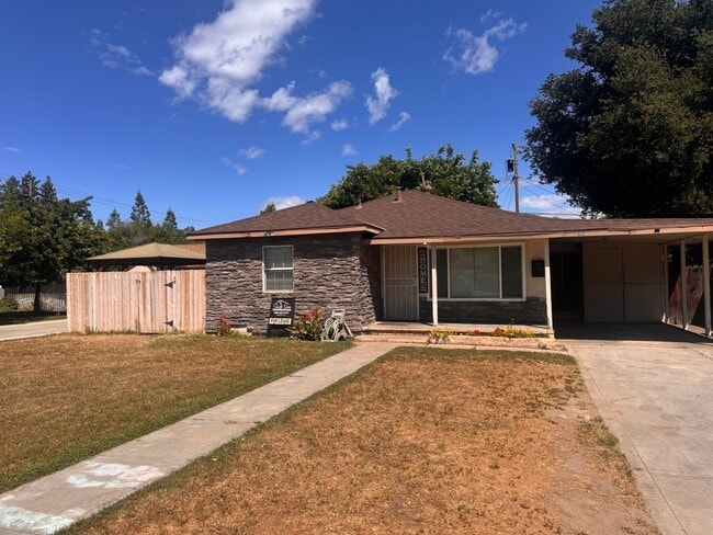 property at 923 E Saginaw Way