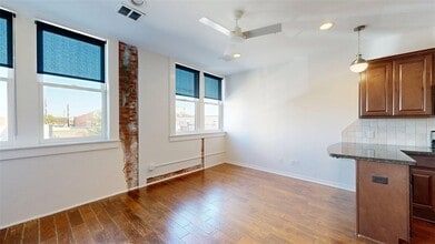 206 N Main St, Unit 124 in Bryan, TX - Foto de edificio - Building Photo