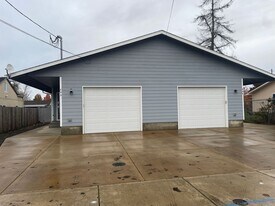 893 W Ash St in Lebanon, OR - Building Photo