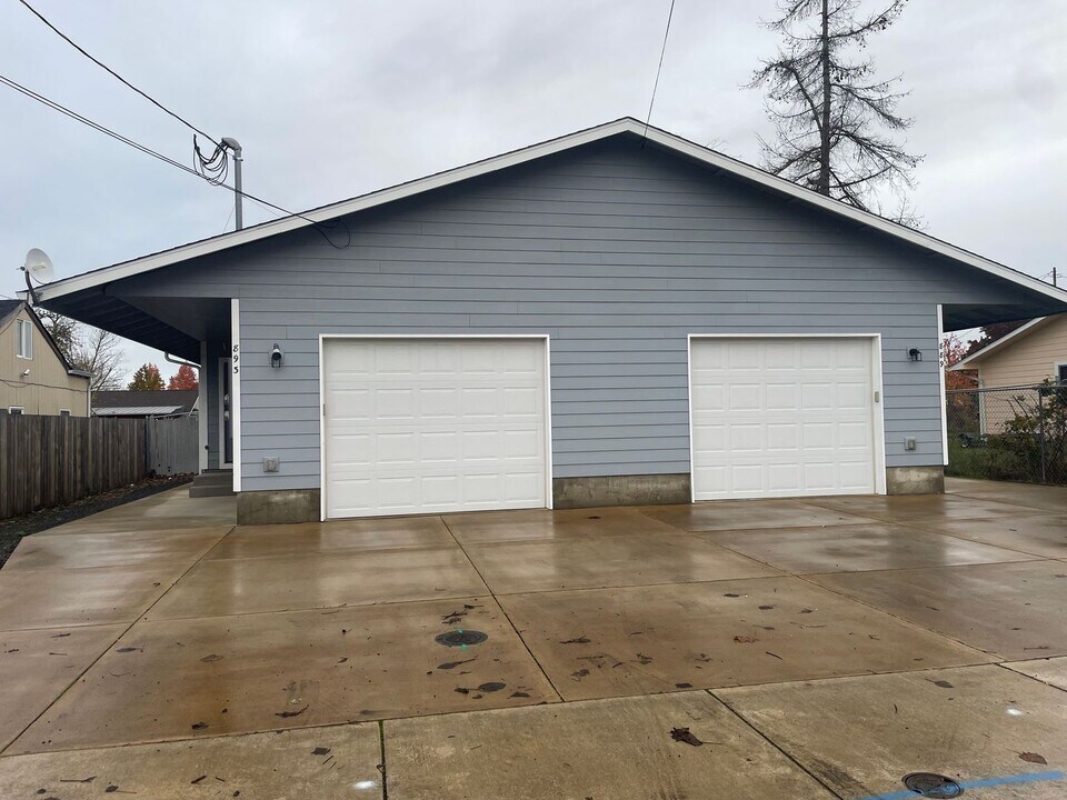 889 W Ash St-Unit -893 in Lebanon, OR - Building Photo