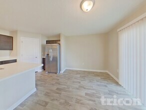 7741 Courage Ct in Jacksonville, FL - Foto de edificio - Building Photo