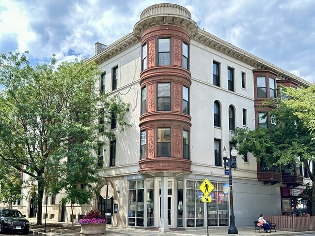 614 W Surf St, Unit K09J