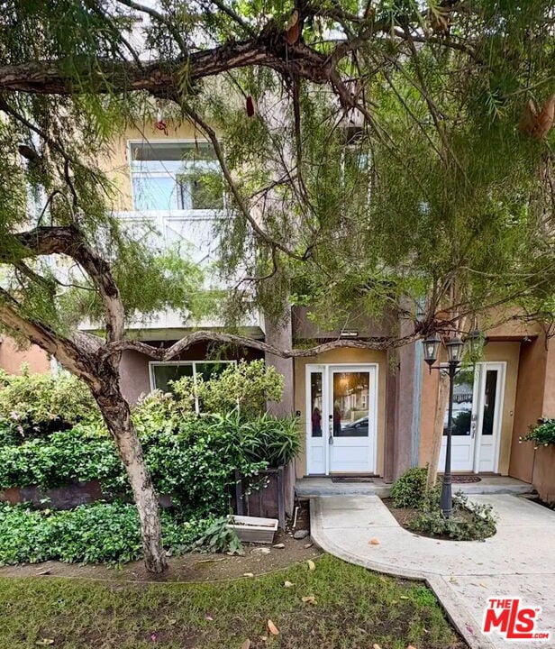 property at 11622 Oxnard St