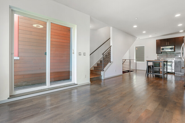 6704 15th Ave NW in Seattle, WA - Foto de edificio - Building Photo