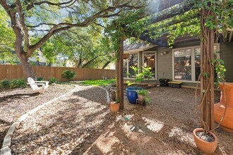 5704 Sam Houston Cir in Austin, TX - Building Photo - Building Photo
