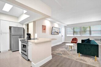 10000 E Bay Harbor Dr in Bay Harbor Islands, FL - Building Photo - Building Photo