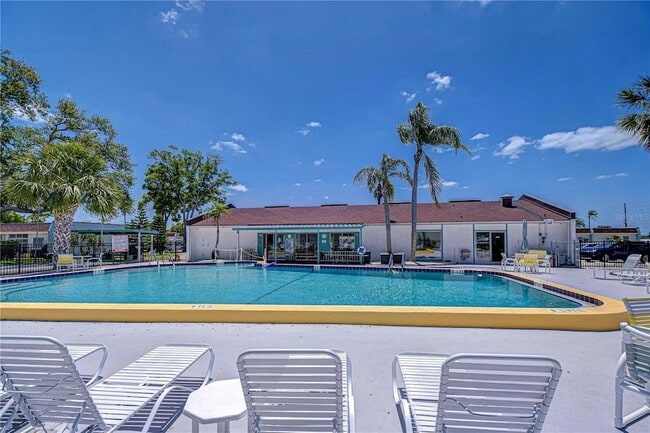 13870 Oakwood Ln in Seminole, FL - Foto de edificio - Building Photo