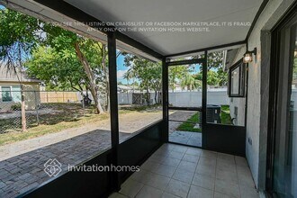 5825 Ithaca Cir W in Greenacres, FL - Foto de edificio - Building Photo