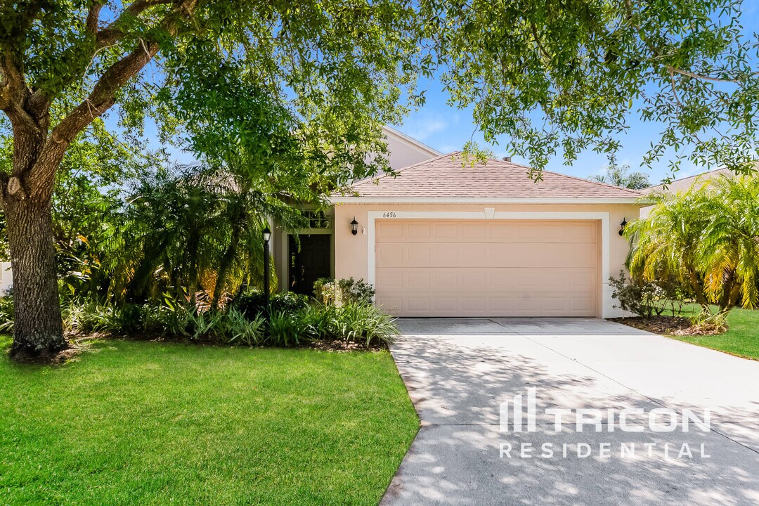 6456 Blue Grosbeak Cir in Lakewood Ranch, FL - Building Photo