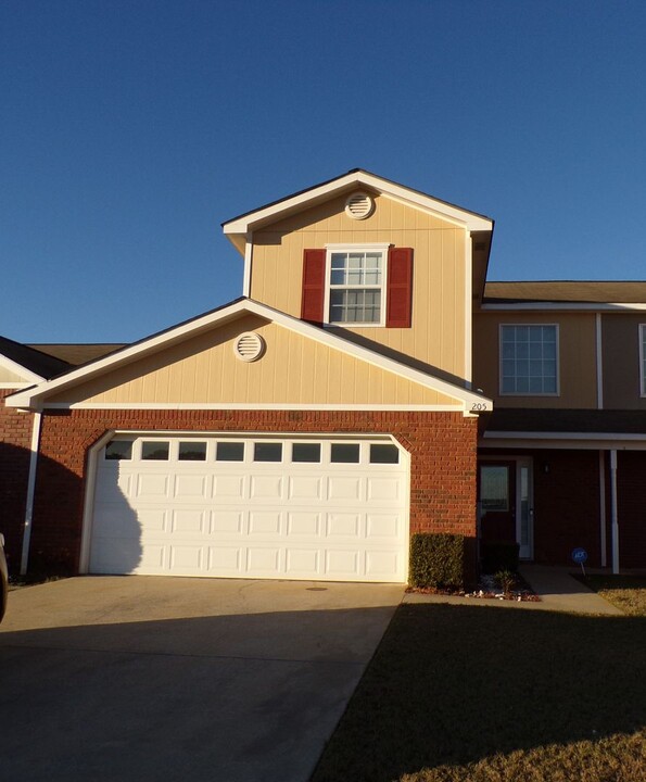 205 Camden Drive in Enterprise, AL - Foto de edificio