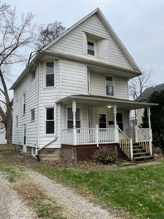 326 11th St in Elyria, OH - Building Photo