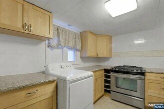 355 Elm St, Unit 3204 in Elmwood Park, NJ - Building Photo - Building Photo