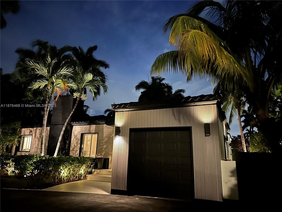 7700 Coquina Dr in North Bay Village, FL - Building Photo
