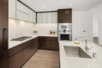 188 Bellevue Way NE, Unit 502 in Bellevue, WA - Foto de edificio - Building Photo