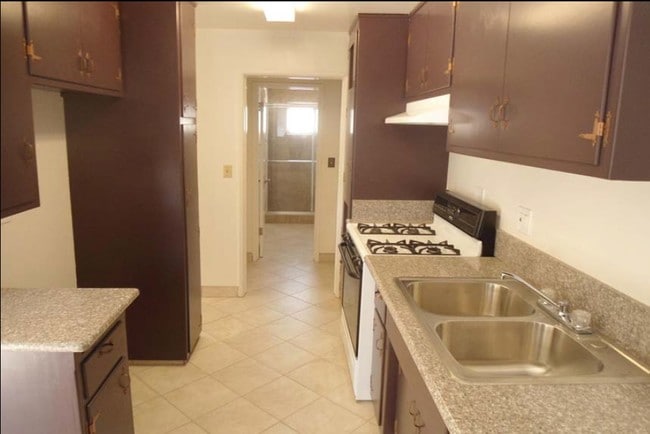 Comstock Manor in Whittier, CA - Building Photo - Building Photo