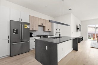 1402 Summit St in Austin, TX - Building Photo - Building Photo