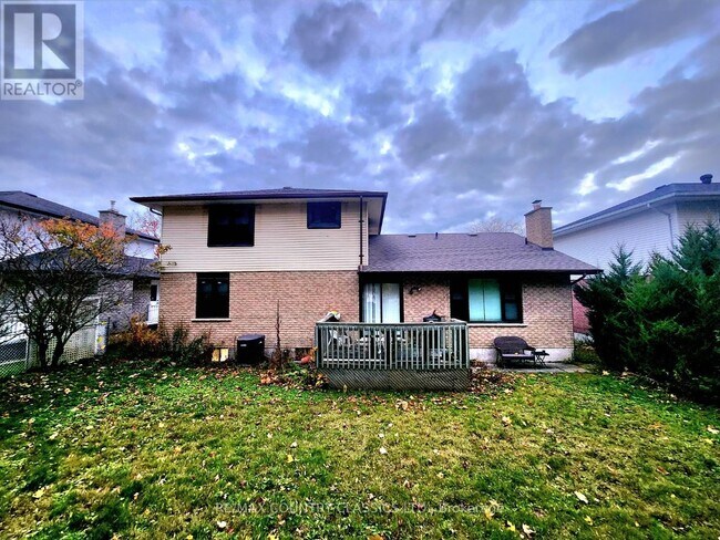 1210 Summit Dr in Peterborough, ON - Building Photo - Building Photo