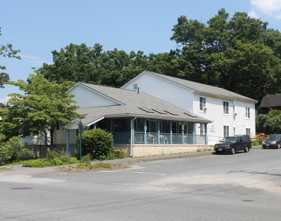 60 J St in Turners Falls, MA - Foto de edificio