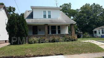 2124 Eastern Ave NE in Grand Rapids, MI - Building Photo