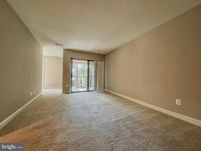 3330 Woodburn Village Dr in Annandale, VA - Building Photo - Building Photo