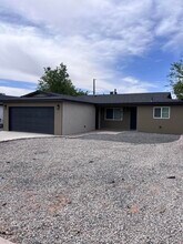 905 La Charles Dr NE in Albuquerque, NM - Building Photo - Building Photo