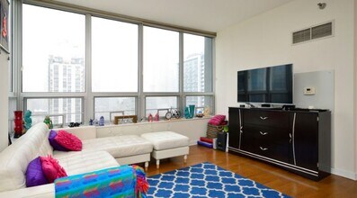 330 W Grand Ave, Unit 1606 in Chicago, IL - Building Photo - Building Photo