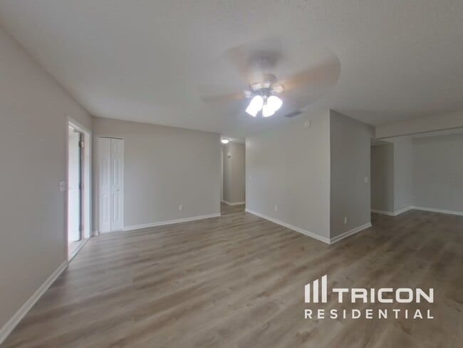 405 Silver Hill Dr in Valrico, FL - Building Photo - Building Photo