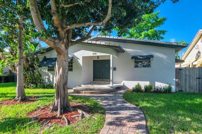 1235 Tyler St in Hollywood, FL - Building Photo - Building Photo