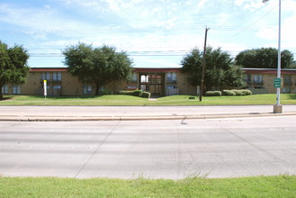 Parkwood Apartments in Garland, TX - Building Photo - Building Photo