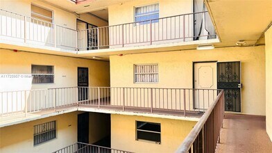 11925 NE 2nd Ave, Unit B317 in Miami, FL - Building Photo - Building Photo