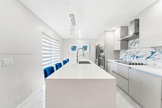 2557 Lakeview Ct in Hollywood, FL - Building Photo - Building Photo