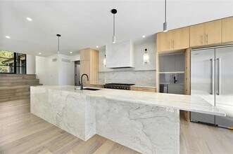 5711 Sam Houston Cir in Austin, TX - Building Photo - Building Photo