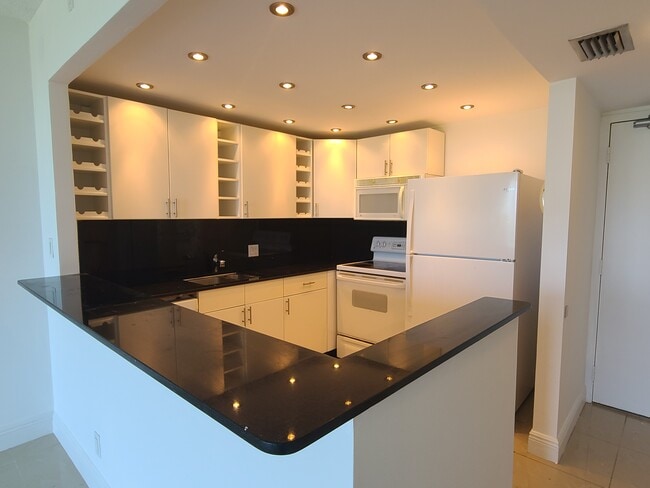 20335 W Country Club Dr, Unit 705 in Aventura, FL - Building Photo - Building Photo