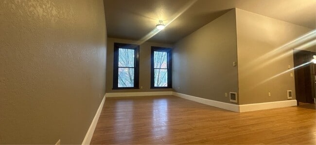 201 E Main St in Silverton, OR - Foto de edificio - Building Photo