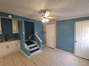 9010 Linda Vista Rd in Houston, TX - Foto de edificio - Building Photo