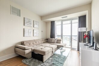 299 Front St W in Toronto, ON - Building Photo - Building Photo