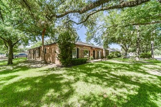 10003 Briar Forest Dr in Houston, TX - Foto de edificio - Building Photo